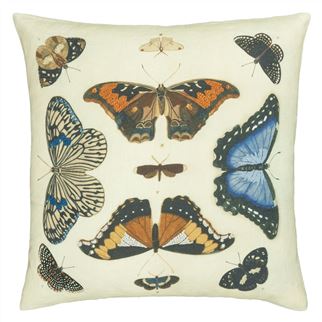 Designers Guild Mirrored Butterflies Parchment 50x50cm i gruppen Kuddar & täcken / Huvudkuddar & sovkuddar / Prydnadskuddar hos Sängvaruhuset Elgen (CCJD5007)