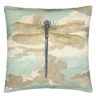 Designers Guild Dragonfly over Clouds Sky Blue 50x50cm i gruppen Kuddar & täcken / Huvudkuddar & sovkuddar / Storlek hos Sängvaruhuset Elgen (CCJD5008)