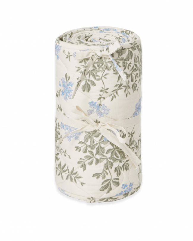 Garbo & Friends Satin tikattu pinnasängyn reunapehmuste Plumbago 360x30 cm