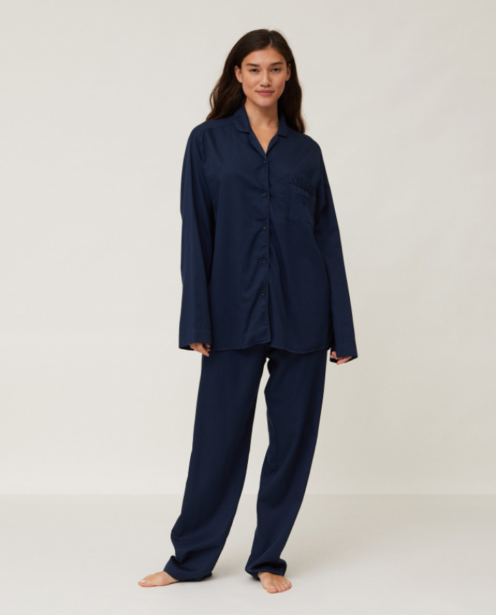 Lexington Hotel Women\'s Sateen Pyjamas Set Dark Blue i gruppen Sängkläder / Pyjamas / Nattskjorta hos Sängvaruhuset Elgen (10088000_556000)