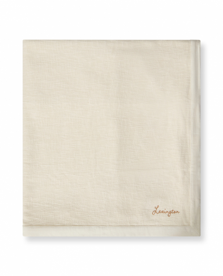 Lexington Herringbone Organic Cotton Överkast Light Beige i gruppen Sängkläder / Varumärken / Lexington Sängkläder hos Sängvaruhuset Elgen (12630100-2020-BS1000)