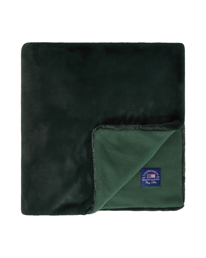 Lexington Faux Fur Pläd Green 140x200 cm i mörkgrön färg med mjukt material.