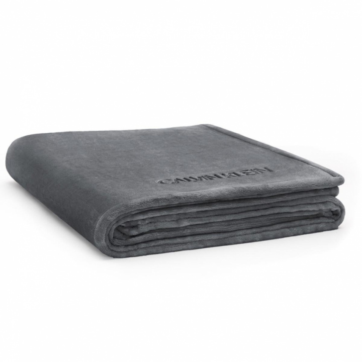 Calvin Klein Home Michael Fleece Throw Charcoal i gruppen Sängkläder / Varumärken / Calvin Klein hos Sängvaruhuset Elgen (2110155-F0-C2-P3)