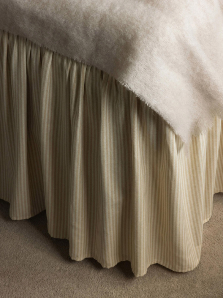 Mille Notti Laura Sänkyhame Stripe Beige ryhmässä Ale / Sänkytarjous / Weekend Deals / @ Sängvaruhuset Elgen (50121175-1054400)