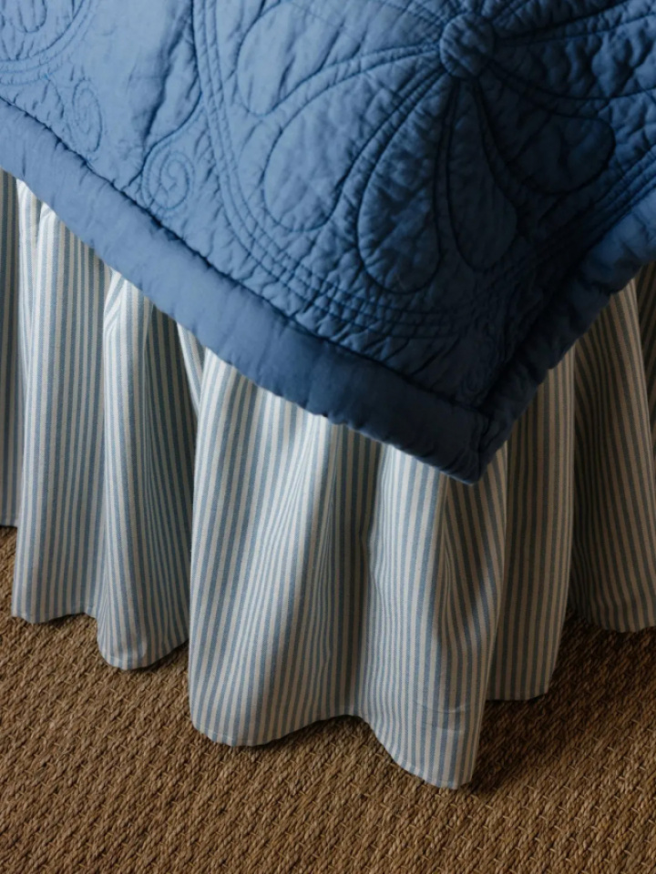 Mille Notti Laura Sengetæppe Stripe Lyseblå i gruppen Udsalg / Sengesalg / Weekend Deals / hos Sängvaruhuset Elgen (50121176-1054400)