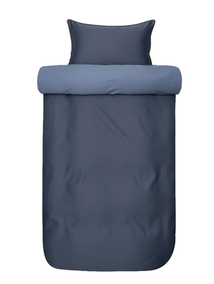 Hoie Påslakanset Oslo Satin Mörkblå 150x210 cm i mörkblått med en ljusare överde