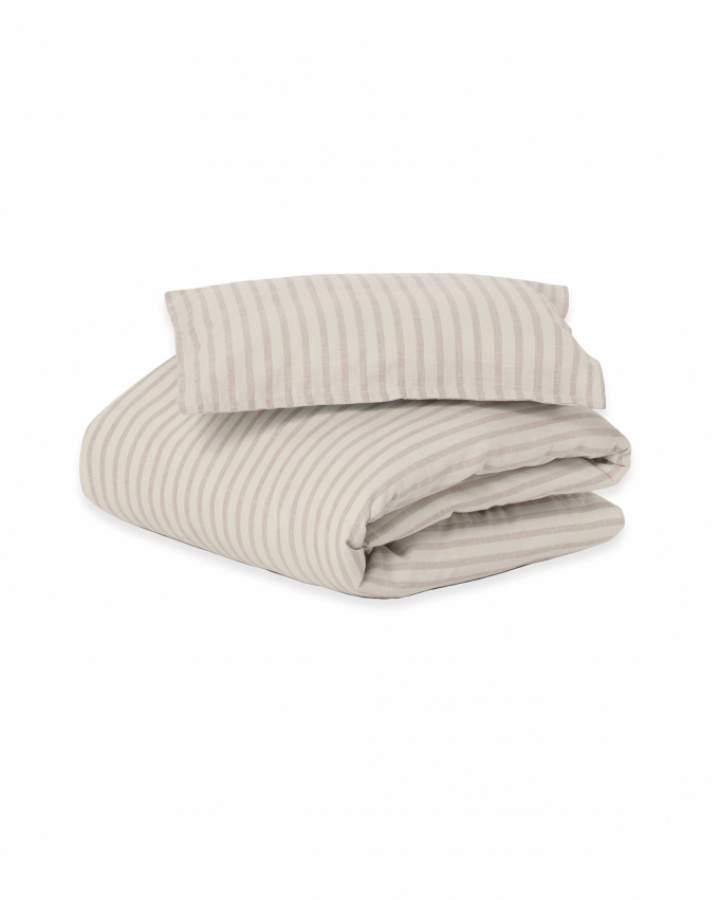 Garbo & Friends Påslakanset Muslin Baby Stripe Mauve 70x80 cm i gruppen Sängkläder / Barn & Baby hos Sängvaruhuset Elgen (GF110263-8100-11SE)