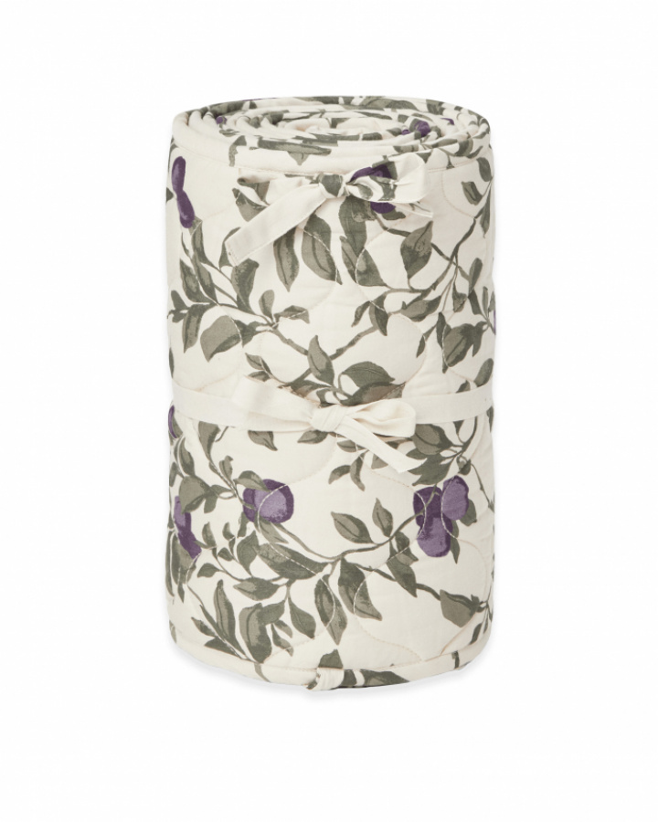 Garbo & Friends Satin tikattu pinnasängyn reunapehmuste Plum 360x30 cm i gruppen Sengetøj / Brands / Garbo & Friends hos Sängvaruhuset Elgen (GF183236-8000)